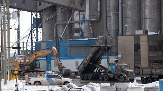 Trois-Rivières port grain lift and machinery.