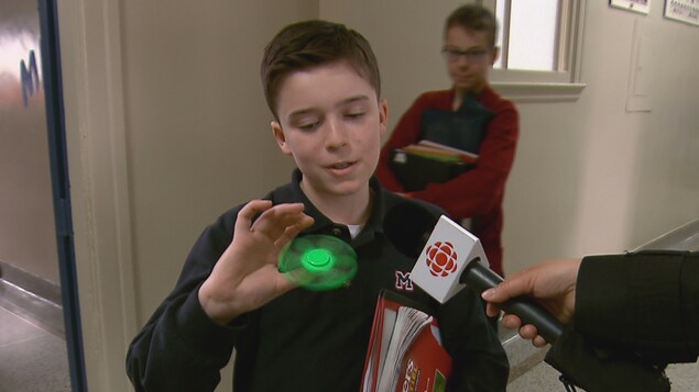 Les élèves qui se sont procuré un « hand spinner » estiment que le gadget les aide à se concentrer et à passer le temps. Les élèves qui se sont procuré un « hand spinner » estiment que le gadget les aide à se concentrer et à passer le temps.