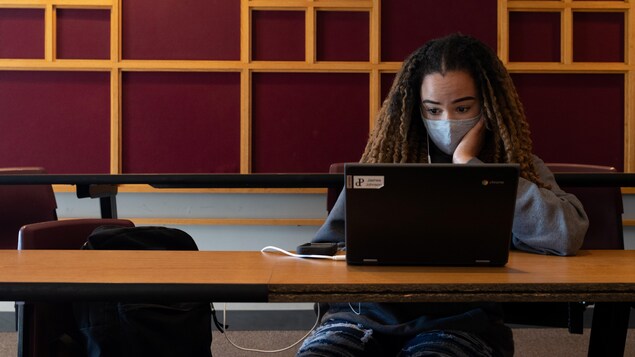 Une élève devant son ordinateur portable.