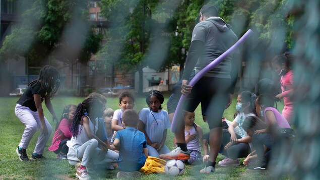 Des travailleurs des écoles ontariennes tiennent un vote de grève
