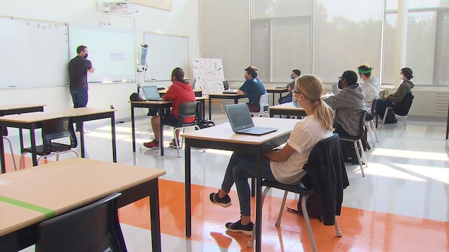 Des élèves portent le masque dans une classe d'école ontarienne.