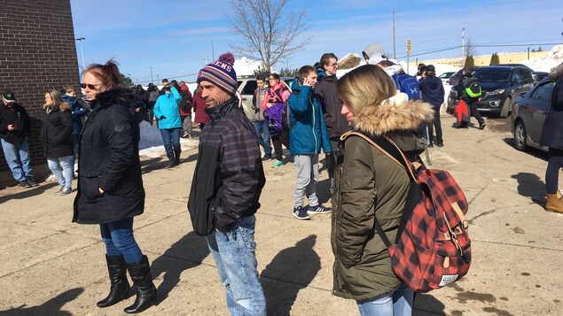Parents et élèves devant l'École secondaire Népisiguit Parents et élèves devant l'École secondaire Népisiguit