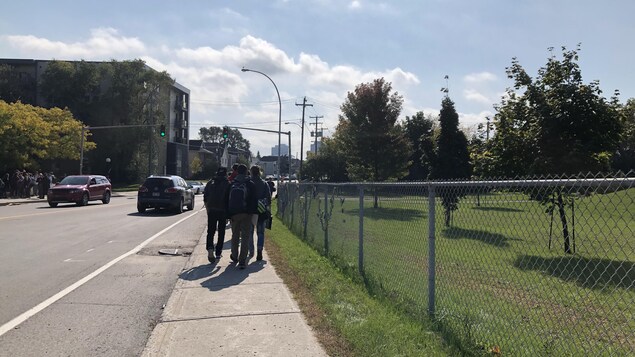 Des élèves sur un trottoir. Des élèves sur un trottoir.
