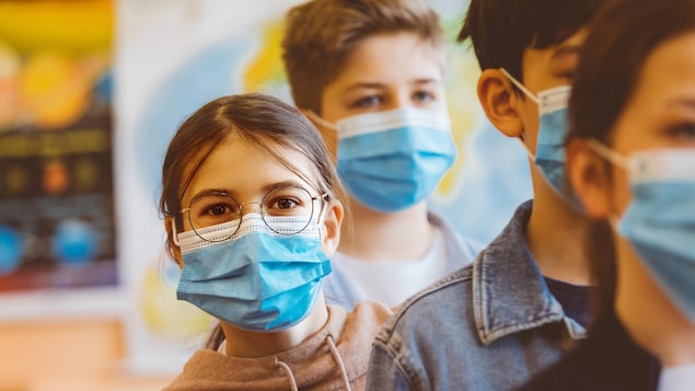 Des élèves avec des masques.