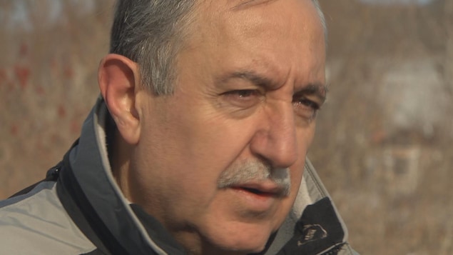 L'homme est interviewé devant un terrain vague à Ottawa L'homme est interviewé devant un terrain vague à Ottawa