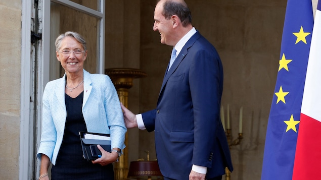 L'ancien premier ministre français, Jean Castex, accueille Élisabeth Borne, qui le remplace. 