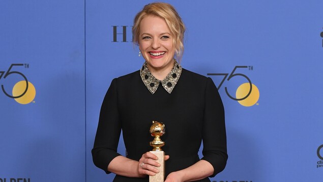 Elisabeth Moss reçoit le Golden Globe de la meilleure actrice. Elisabeth Moss reçoit le Golden Globe de la meilleure actrice.
