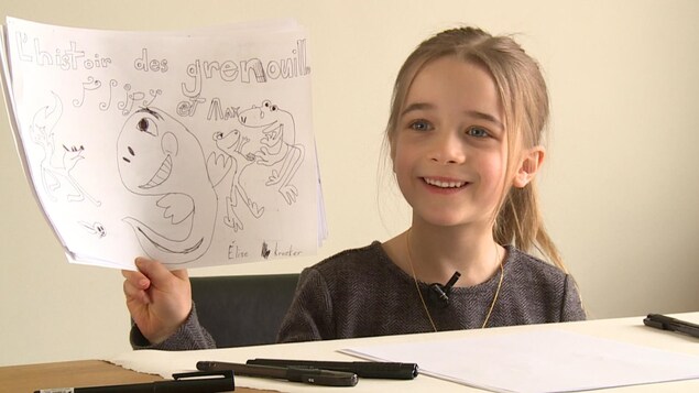 Élise Kroeker avec son livre, L'histoire des grenouilles Flipy et Max. Élise Kroeker avec son livre, L'histoire des grenouilles Flipy et Max.