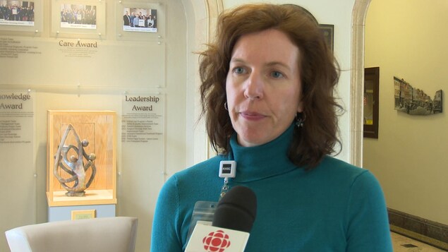 Elizabeth Bardon est la vice-présidente des communications du Centre des sciences de la santé de Kingston Elizabeth Bardon est la vice-présidente des communications du Centre des sciences de la santé de Kingston