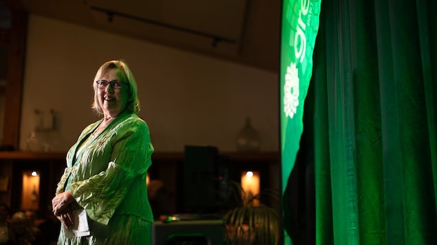 Elizabeth May katabi ang banner ng Green Party.