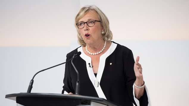 La chef du Parti vert Elizabeth May répond à une question au micro lors du débat Maclean's/Citytv.