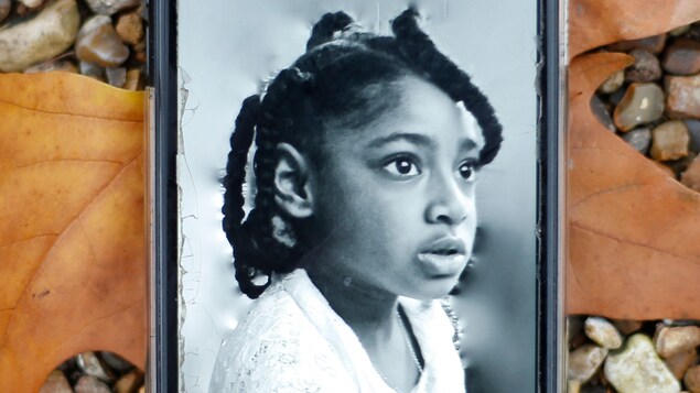 Photo en noir et blanc d'Ella Adoo-Kissi-Debrah, sur un téléphone cellulaire.