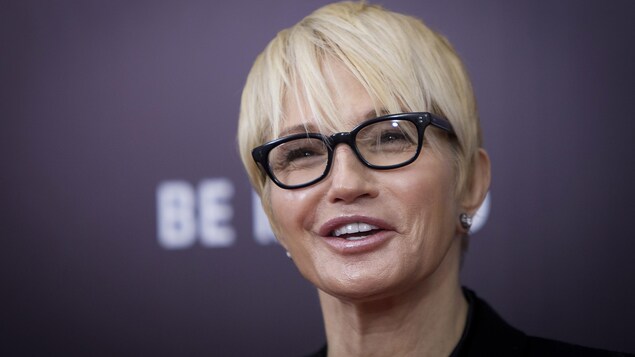 L'actrice Ellen Barkin sur le tapis rouge de Les Monument Men en 2014. L'actrice Ellen Barkin sur le tapis rouge de Les Monument Men en 2014.