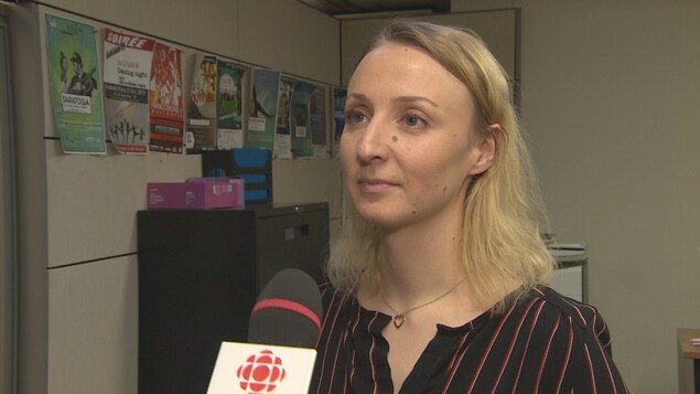 Elma Bos au micro de Radio-Canada.