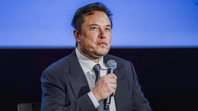 Elon Musk, un micro à la main, lors d'une conférence en Norvège.
