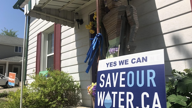 Une affiche  dit : « Sauvons notre eau».