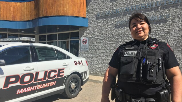 Portrait de Elsa Launière devant le poste de police de Mashteuiatsh.