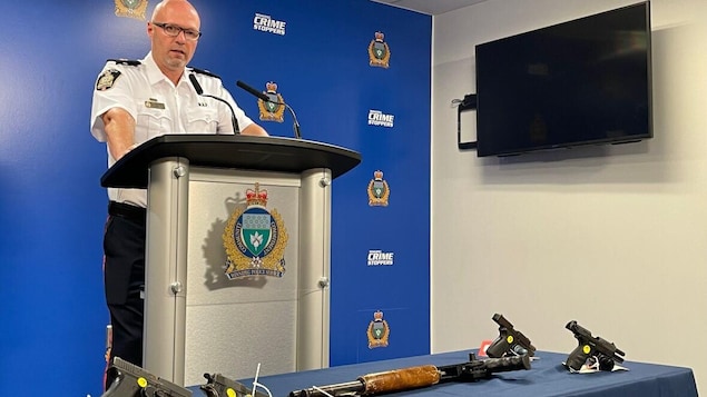 L'inspecteur Elton Hall, de l'Unité de lutte au crime organisé du Service de police de Winnipeg, lors de la conférence de presse du 16 août.