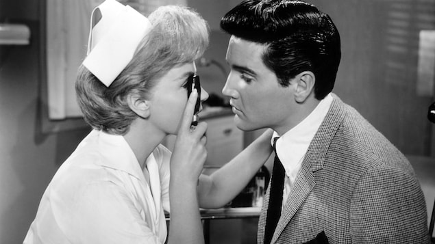 Elvis Presley et Joan O'Brien dans le film « Blondes, brunes et rousses » Elvis Presley et Joan O'Brien dans le film « Blondes, brunes et rousses »