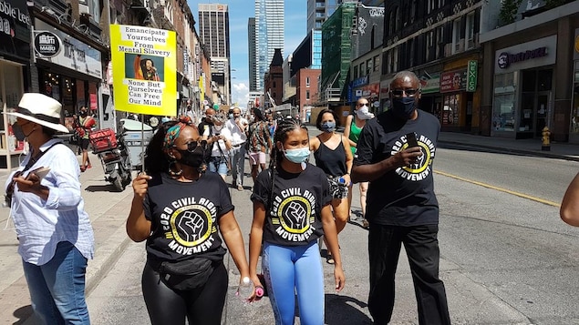 Manifestantes contra el racismo en una calle en Canadá.