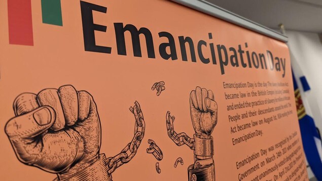 Une affiche sur laquelle il est écrit Emancipation Day.