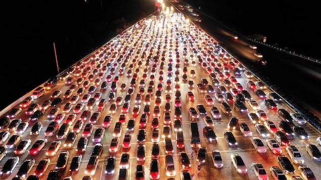 Une marée d'autos patientent dans la nuit en Chine à un péage.