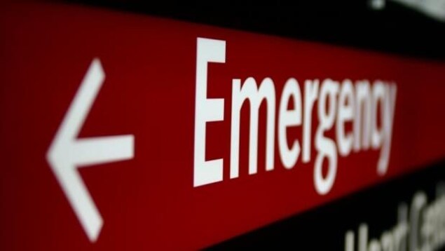 Une enseigne où il est écrit Emergency.
