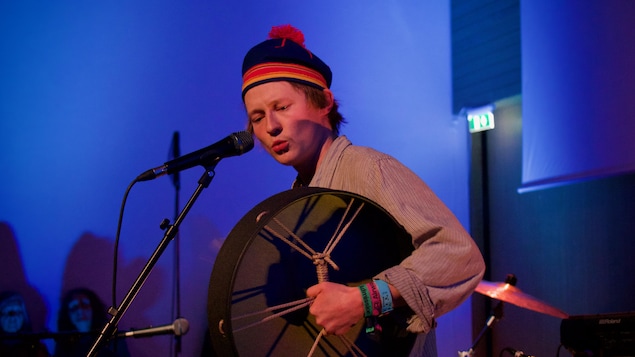 Le chanteur sami Emil Kárlsen chante dans un micro, sur la scène de la Nordic House, à Reykjavik, en Islande, en novembre 2023.