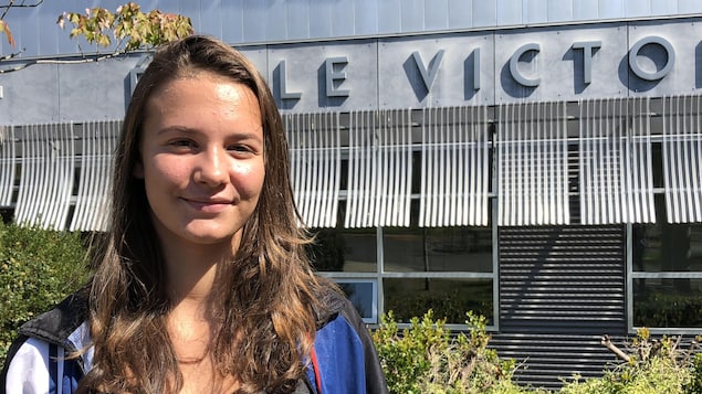 Émilie Gosselin devant son école. Émilie Gosselin devant son école.