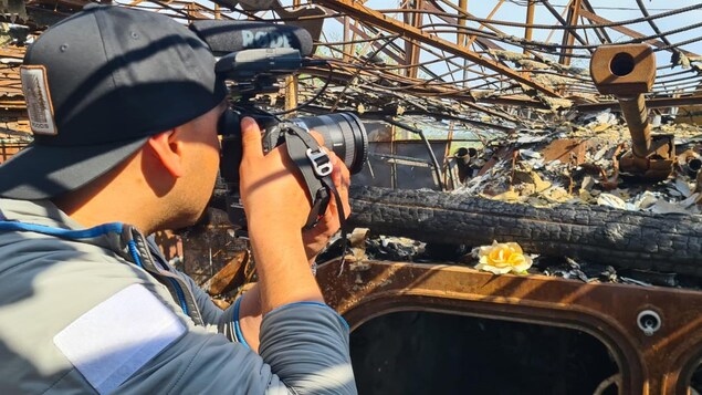 Le caméraman-monteur de Radio-Canada, Emilio Avalos, filme une scène de dévastation à  Borodyanka.