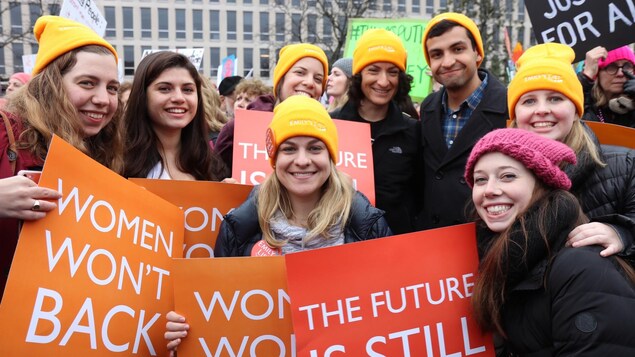 Des femmes tiennent des pancartes sur lesquelles est écrit : « Les femmes ne reculeront pas ». Des femmes tiennent des pancartes sur lesquelles est écrit : « Les femmes ne reculeront pas ».
