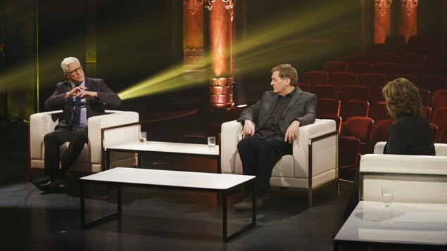 Charles Tisseyre et Alain Crevier sont assis face à Céline Glipeau.