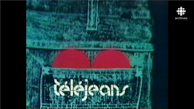 Titre Téléjeans sur la poche d'un jeans de laquelle dépasse un coeur