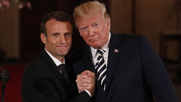 Les deux hommes, très près l'un de l'autre, se serrent la main. Les deux hommes, très près l'un de l'autre, se serrent la main.