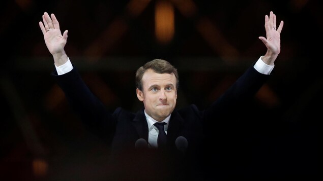 Le nouveau président de la France Emmanuel Macron, accueillant la victoire devant ses partisans réunis au Musée du Louvre.