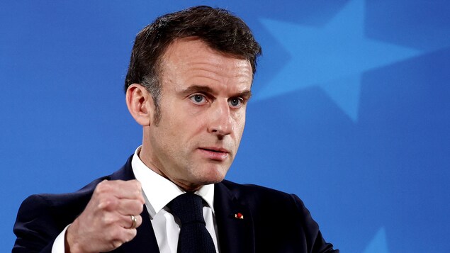 Le président français Emmanuel Macron, le poing levé.