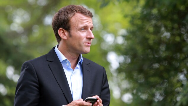 L'homme tient un téléphone dans sa main. L'homme tient un téléphone dans sa main.