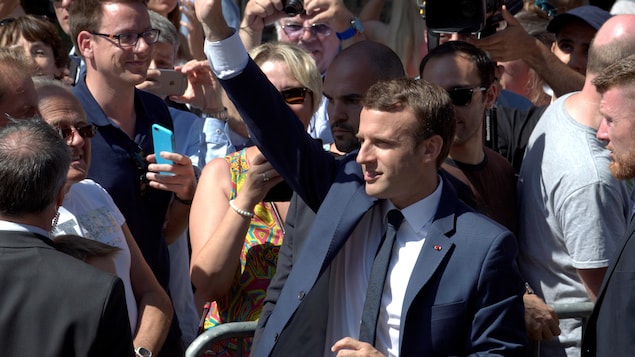 Le président français Emmanuel Macron quitte sa maison avant d’aller voter au premier tour des élections législatives, le 11 juin 2017.