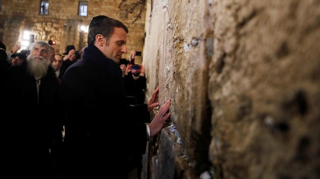 Emmanuel Macron pose ses mains sur le mur des Lamentations.