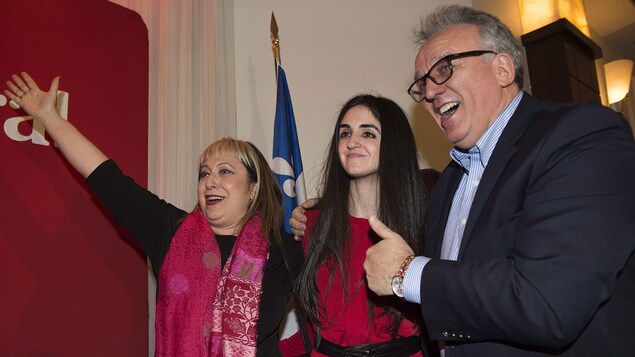 La candidate libérale Emmanuella Lambropoulos prend une photo avec deux personnes à ses côtés. La candidate libérale Emmanuella Lambropoulos prend une photo avec deux personnes à ses côtés.
