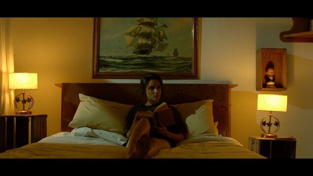 Jeune femme sur un lit Jeune femme sur un lit