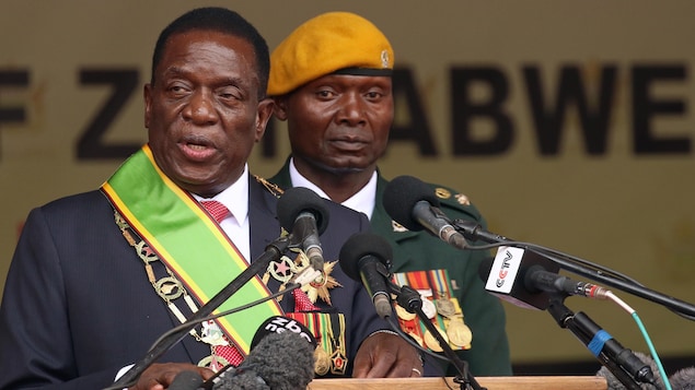 Emmerson Mnangagwa en habits présidentiels Emmerson Mnangagwa en habits présidentiels