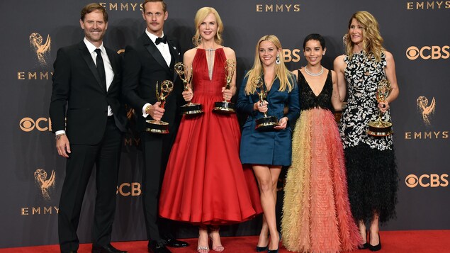 Les acteurs et les actrices de la série « Big Little Lies » posent avec leurs trophées lors de la soirée des prix Emmy Les acteurs et les actrices de la série « Big Little Lies » posent avec leurs trophées lors de la soirée des prix Emmy