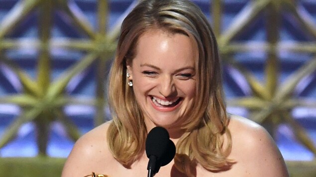 Elisabeth Moss accepte le prix Emmy de la meilleure actrice dans une série dramatique pour « La servante écarlate » Elisabeth Moss accepte le prix Emmy de la meilleure actrice dans une série dramatique pour « La servante écarlate »