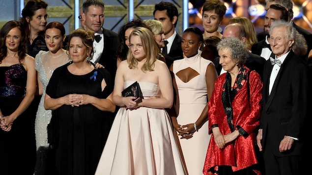 L'actrice Elisabeth Moss et l'auteure canadienne Margaret Atwood entourées de l'équipe de la série « The Handmaid's Tale » L'actrice Elisabeth Moss et l'auteure canadienne Margaret Atwood entourées de l'équipe de la série « The Handmaid's Tale »