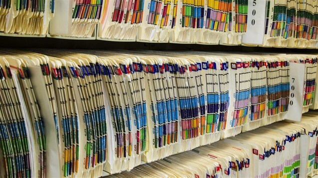 Des documents sur une étagère Des documents sur une étagère
