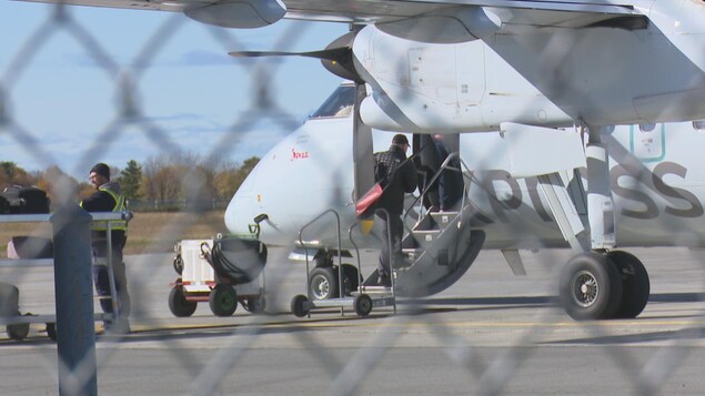 Avion à l'arrêt sur le tarmac de l'aéroport de Mont-Joli. Avion à l'arrêt sur le tarmac de l'aéroport de Mont-Joli.