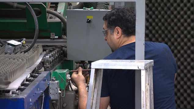 Un employé dans une usine du Groupe Novatech