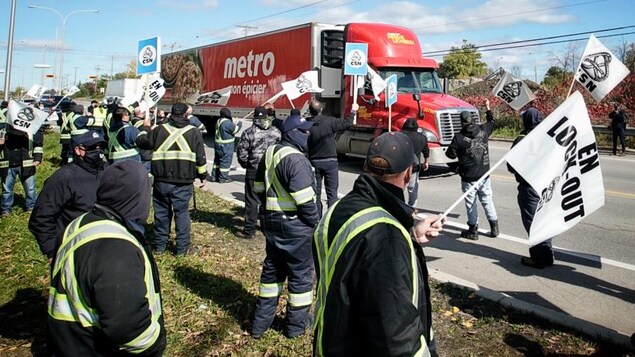 Les Syndiques De Jean Coutu En Lock Out Votent Sur Un Projet De Convention Radio Canada Ca