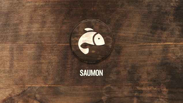 Illustration de saumon sur un fond de planche de bois.